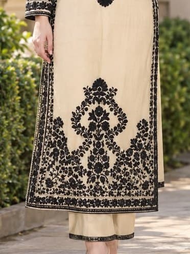 Sadaf Lawn With Dupatta Luxury Lawn Suit thumbnail 3